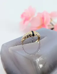 bague torsadée en or centrée d'une ligne de saphirs carrés or 750 millième (18 ct) 2,58g