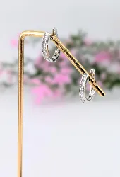 boucles d'oreilles créoles en or blanc serties des oxydes taille princesse or 750 millième (18 ct) 3,53g
