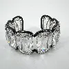 bracelet manchette swarovski harmonia en métal noir orné de cristaux blancs oversize taille coussin