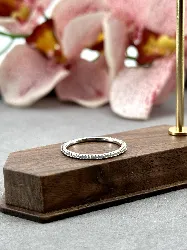 110517 bague alliance américaine ornée d'oxydes argent 925 millième (22 ct) 1,2g