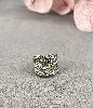 bague large au design entrélacé pavée d'oxydes en métal argenté et doré