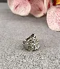 bague large au design entrélacé pavée d'oxydes en métal argenté et doré