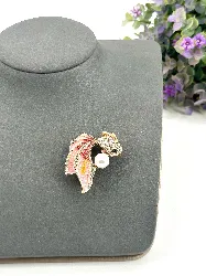 broche en émail poisson rose
