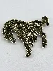 broche en forme d’cheval pavée d’oxydes en métal doré