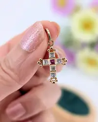 pendentif croix serti des oxydes rouge et blancs or 750 millième (18 ct) 1,01g