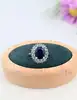 bague marquise centrée d'un saphir synthétique d'environ 2,5ct entouré des quartz blancs or 375 millième (9 ct) 3,75g