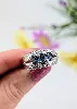 bague or blanc orné de 3 saphirs épaulés de 2 lignes de diamants or 750 millième (18 ct) 6,01g