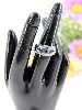 bague or blanc orné de 3 saphirs épaulés de 2 lignes de diamants or 750 millième (18 ct) 6,01g
