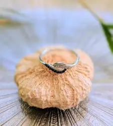 bague or blanc sertie de petits diamants noirs et blancs or 375 millième (9 ct) 0,78g