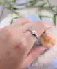 bague or blanc sertie de petits diamants noirs et blancs or 375 millième (9 ct) 0,78g