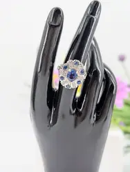 bague style art-déco en or blanc centrée d'un beau saphir d'environ 1,3ct entouré de petits saphirs et diamants or 750 millième (1