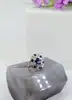 bague style art-déco en or blanc centrée d'un beau saphir d'environ 1,3ct entouré de petits saphirs et diamants or 750 millième (1