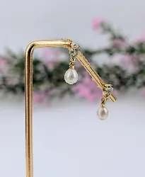 boucles d'oreilles aigue-marine forme poire chacune ornée d'une perle de culture pendante or 750 millième (18 ct) 1,93g