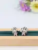 boucles d'oreilles clips en or blanc chacune sertie d'une perle de culture or 750 millième (18 ct) 4,45g