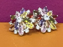 boucles d'oreilles fantaisies argentées et pierres multicolores