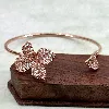 bracelet jonc ouvert fleur pavé d'oxydes