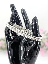 bracelet ligne articulé en or blanc serti de 33 diamants d'environ 4ct au total or 750 millième (18 ct) 23,90g