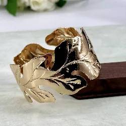 bracelet / manchette motif feuille en acier doré