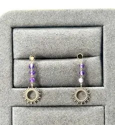 23000470 boucles d’oreilles pendantes ornées de 3 améthystes et d’un motif soleil