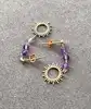 23000470 boucles d’oreilles pendantes ornées de 3 améthystes et d’un motif soleil