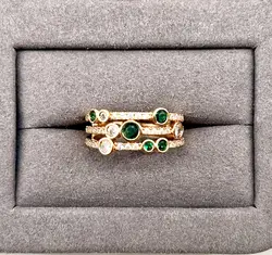 bague 3 rangs sertie d'oxydes verts et blancs en métal doré t62