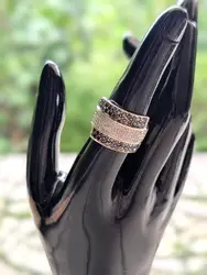 bague bandeau avec une pavage de diamants blancs épaulée des lignes de diamants noirs or 750 millième (18 ct) 6,44g