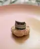 bague bandeau avec une pavage de diamants blancs épaulée des lignes de diamants noirs or 750 millième (18 ct) 6,44g