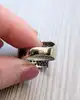 bague bandeau avec une pavage de diamants blancs épaulée des lignes de diamants noirs or 750 millième (18 ct) 6,44g