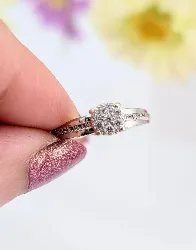 bague pastille en or blanc avec une pavage de petits diamants épaulée d'une ligne de diamants or 375 millième (9 ct) 1,67g