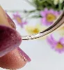 bague pastille en or blanc avec une pavage de petits diamants épaulée d'une ligne de diamants or 375 millième (9 ct) 1,67g