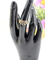 bague v en or centrée d'un saphir, un rubis, une émeraude et 6 petits diamants or 750 millième (18 ct) 2,3g