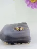 bague v en or centrée d'un saphir, un rubis, une émeraude et 6 petits diamants or 750 millième (18 ct) 2,3g