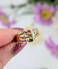 bague v en or centrée d'un saphir, un rubis, une émeraude et 6 petits diamants or 750 millième (18 ct) 2,3g