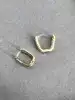 boucles d'oreilles créoles en métal doré avec ligne d'oxydes