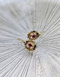 boucles d'oreilles dormeuses motifs fleurs vidées chacune sertie d'un rubis or 750 millième (18 ct) 1,15g