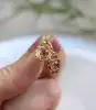 boucles d'oreilles dormeuses motifs fleurs vidées chacune sertie d'un rubis or 750 millième (18 ct) 1,15g