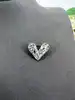 broche coeur pavé d'oxydes en métal argenté