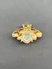 broche motif abeille en métal doré, sertie d’une perle synthétique et d’oxydes