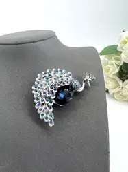 broche motif paon sertie d'oxydes bleus