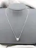 chaîne or blanc orné d'un pendentif rouleau entièrement pavée de petits diamants or 750 millième (18 ct) 5,42g