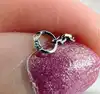 chaîne or blanc orné d'un pendentif rouleau entièrement pavée de petits diamants or 750 millième (18 ct) 5,42g