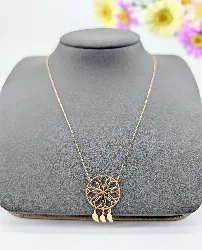 collier fin en or avec un pendentif "attrape rèves" motif vidé or 750 millième (18 ct) 1,38g