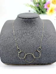collier or maille forçat fine orné de 5 anneaux limés or 750 millième (18 ct) 1,34g