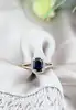 bague or centré d'un saphir ovale facetté entouré de petits diamants or 750 millième (18 ct) 2,81g