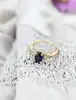 bague or centré d'un saphir ovale facetté entouré de petits diamants or 750 millième (18 ct) 2,81g