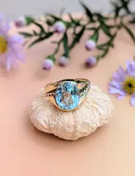 bague signée basile centrée d'une jolie topaze bleue facettée or 750 millième (18 ct) 9,06g