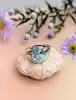 bague signée basile centrée d'une jolie topaze bleue facettée or 750 millième (18 ct) 9,06g