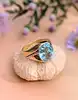 bague signée basile centrée d'une jolie topaze bleue facettée or 750 millième (18 ct) 9,06g