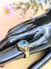 bague signée basile centrée d'une jolie topaze bleue facettée or 750 millième (18 ct) 9,06g
