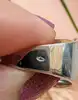 bague tank avec une pavage d'oxydes et pierres rouges surmontée sur une face creuse en or rose 18k argent 800 millième (19 ct) 11,